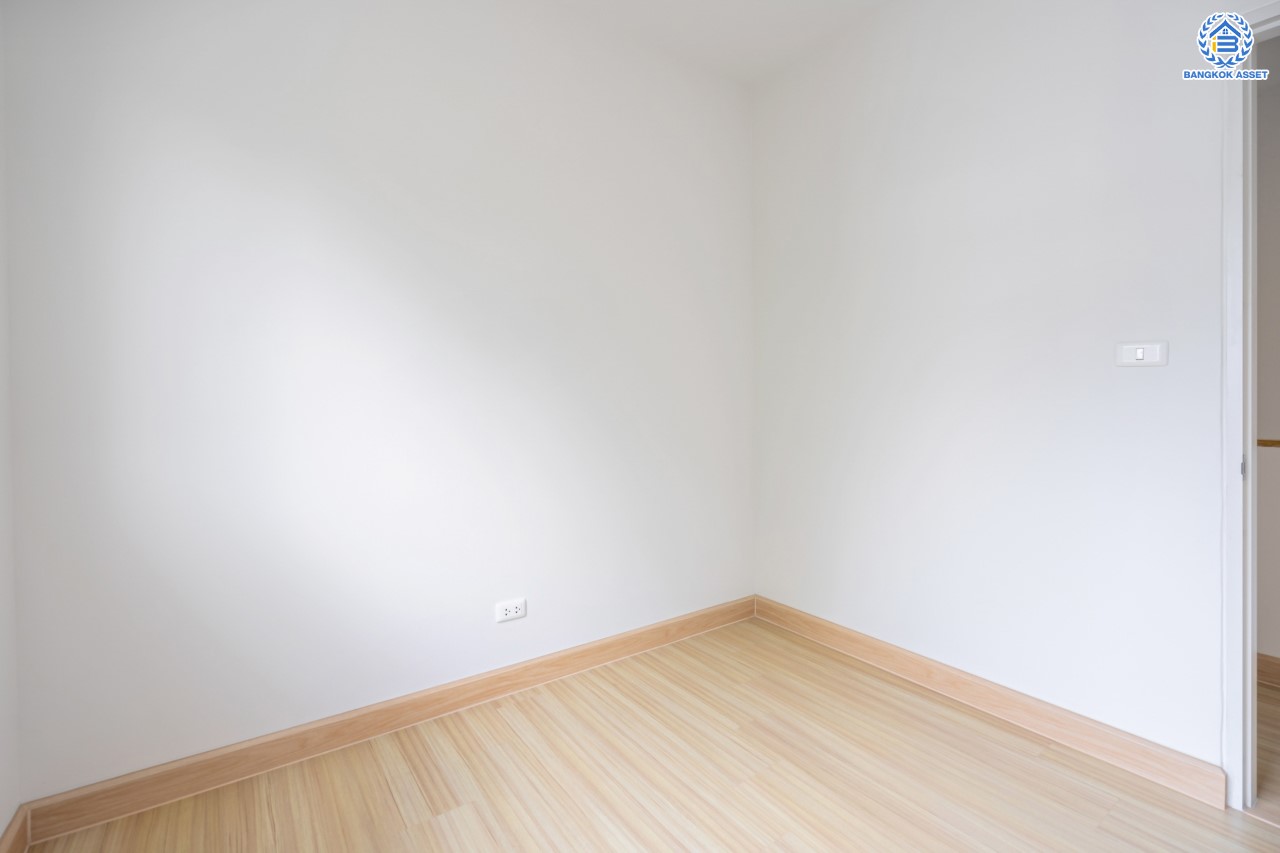 บ้านมือสองตกแต่งใหม่ ม.พลีโน่ ปิ่นเกล้า-ราชพฤกษ์ ทาวน์เฮ้าส์ 2 ชั้นหลังมุม เนื้อที่ 29.2 ตร.ว. ฟังก์ชันจัดเต็ม 3 ห้องนอน 2 ห้องน้ำ จอดรถได้ 1 คัน พร้อมพื้นที่ใช้สอย 148 ตร.ม. การเดินทางสะดวก ใกล้วงเวียนพระรามห้า, The Walk และจุดขึ้นทางด่วน "ศรีรัช"